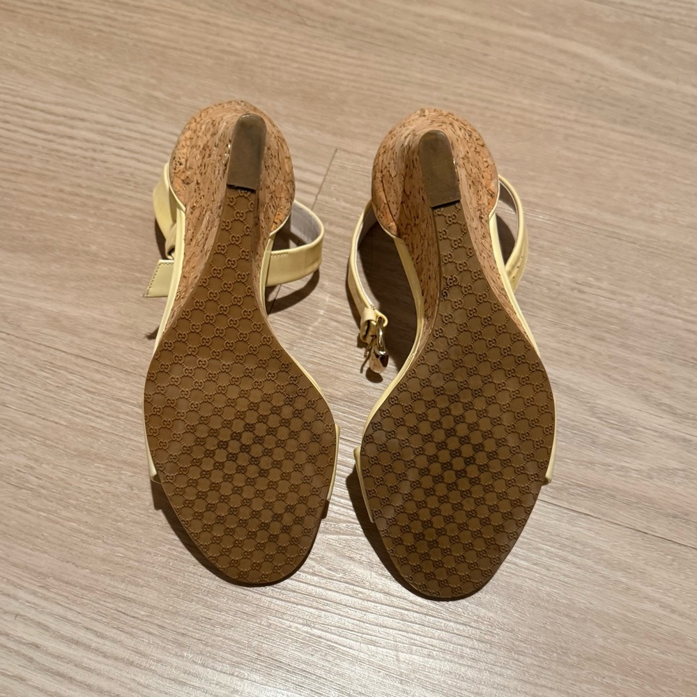 Gucci Cream Patent Leather Cork Wedge Sandals with gold interlocking CC logo - Picture 5 of 8